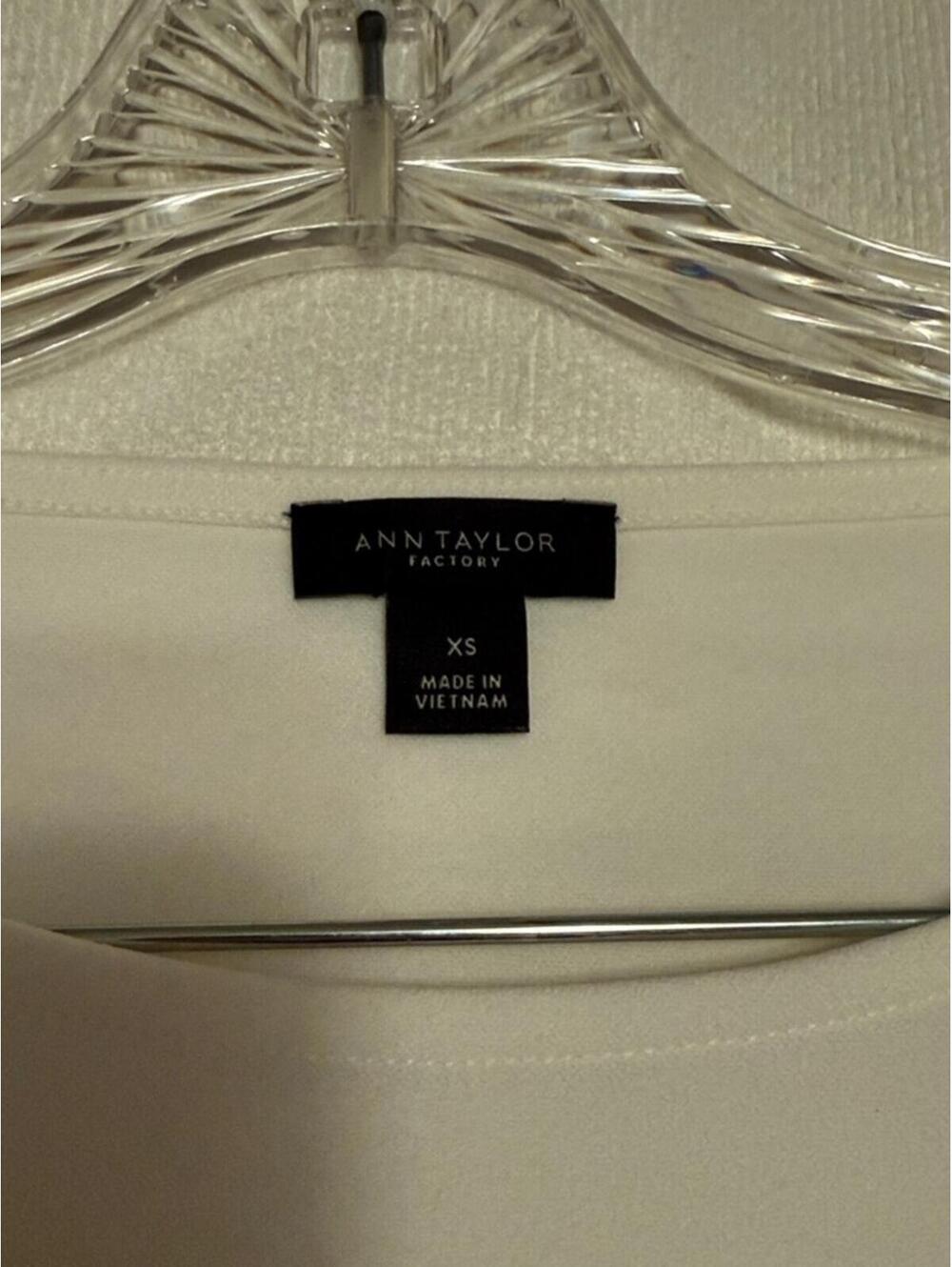 Ann Taylor Factory Ivory Pearl Cuff 3/4 Sleeve Top Women's XS - Picture 3 of 7